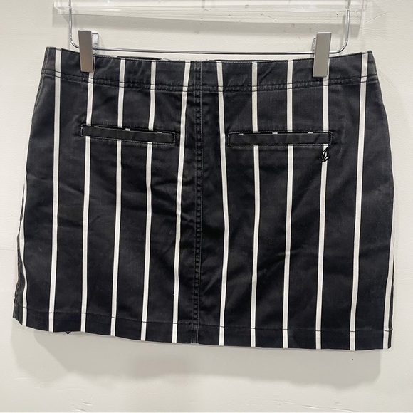 Volcom Frochickie Stripe Mini Skirt Zipper Front Black White Size Medium - Picture 4 of 12